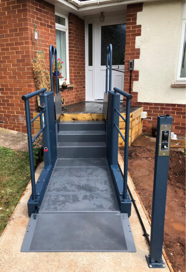 Outdoor Wessex LR steplift with bridging steps