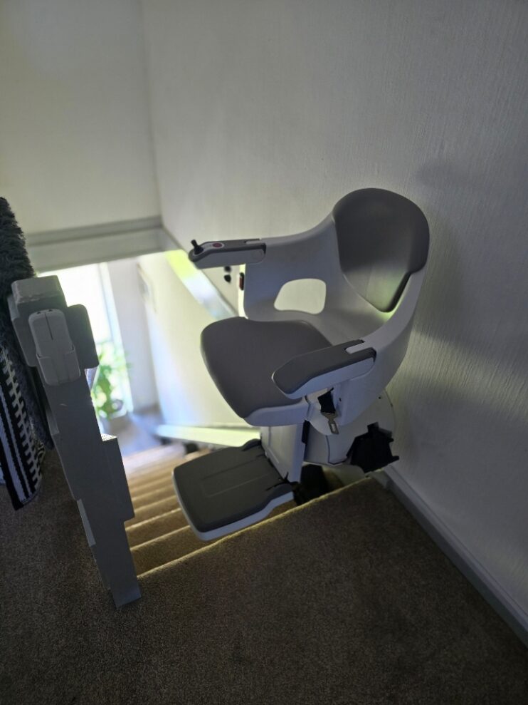 Stannah 600 R/R Siena R/H Powered Swivel Manual Footrest