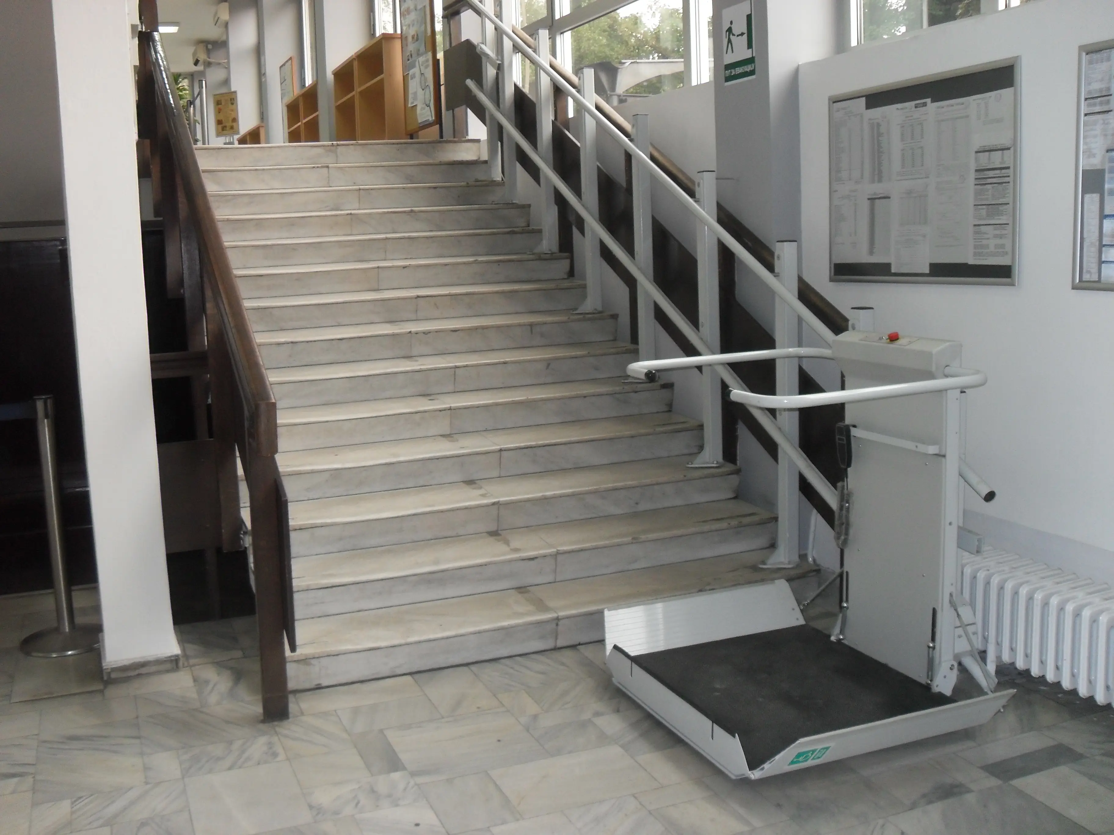 Delta platform stairlift